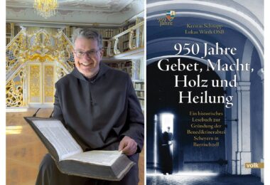 Pater Lukas Wirth OSB in der Klosterbibliothek Scheyern – Cover des Buchs „950 Jahre Gebet, Macht, Holz und Heilung“