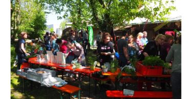 Volles Gelände im Biergarten des Servus Brückenwirt beim Pflanzentausch