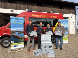 Übergabe der verschließbaren Transportboxen am 19. September 2026 vor dem Feuerwehrhaus