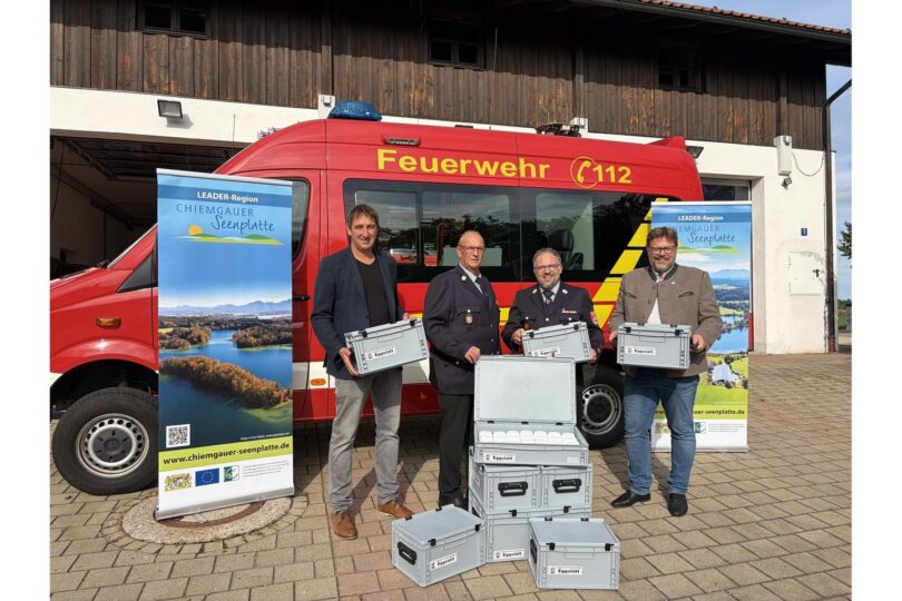 Übergabe der verschließbaren Transportboxen am 19. September 2026 vor dem Feuerwehrhaus