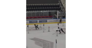 Nachwuchsspieler der Starbulls beim On-Ice-Testing in der Eishalle