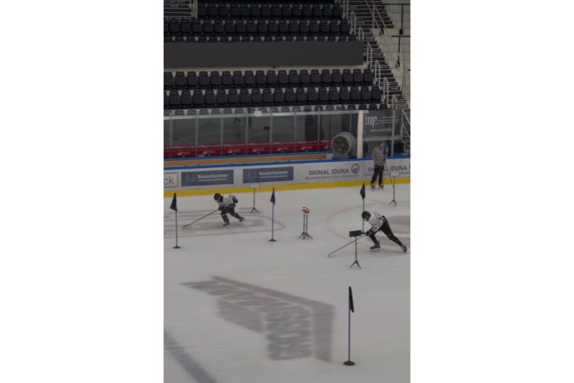 Nachwuchsspieler der Starbulls beim On-Ice-Testing in der Eishalle