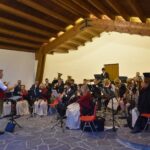 Konrad Müller dirigiert die Marquartsteiner Musikkapelle beim letzten Standkonzert