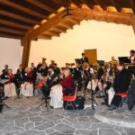 Die Musikkapelle Marquartstein spielt im Pavillon beim Abschlusskonzert