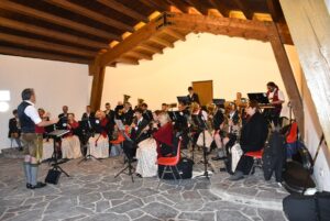 Die Musikkapelle Marquartstein spielt im Pavillon beim Abschlusskonzert