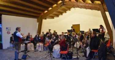 Konrad Müller dirigiert die Marquartsteiner Musikkapelle beim letzten Standkonzert