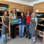 Von links: Elke Haas (Leitung Chiemseer Tafel), Antje Paul (Vertrauensperson Lidl Regionalgesellschaft München), eine ehrenamtliche Helferin, Verena Hinze (Leitung Caritas-Zentrum) und Margit Foraita (ehrenamtliche Helferin).