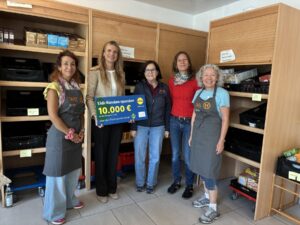 Von links: Elke Haas (Leitung Chiemseer Tafel), Antje Paul (Vertrauensperson Lidl Regionalgesellschaft München), eine ehrenamtliche Helferin, Verena Hinze (Leitung Caritas-Zentrum) und Margit Foraita (ehrenamtliche Helferin).