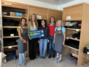 Von links: Elke Haas (Leitung Chiemseer Tafel), Antje Paul (Vertrauensperson Lidl Regionalgesellschaft München), eine ehrenamtliche Helferin, Verena Hinze (Leitung Caritas-Zentrum) und Margit Foraita (ehrenamtliche Helferin).