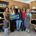 Von links: Elke Haas (Leitung Chiemseer Tafel), Antje Paul (Vertrauensperson Lidl Regionalgesellschaft München), eine ehrenamtliche Helferin, Verena Hinze (Leitung Caritas-Zentrum) und Margit Foraita (ehrenamtliche Helferin).