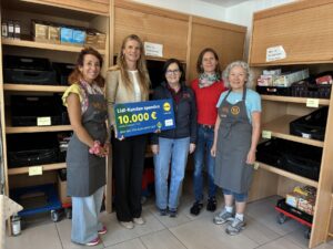 Von links: Elke Haas (Leitung Chiemseer Tafel), Antje Paul (Vertrauensperson Lidl Regionalgesellschaft München), eine ehrenamtliche Helferin, Verena Hinze (Leitung Caritas-Zentrum) und Margit Foraita (ehrenamtliche Helferin).