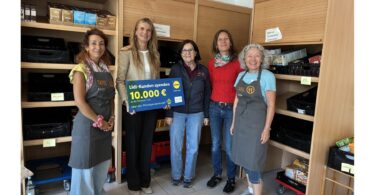 Von links: Elke Haas (Leitung Chiemseer Tafel), Antje Paul (Vertrauensperson Lidl Regionalgesellschaft München), eine ehrenamtliche Helferin, Verena Hinze (Leitung Caritas-Zentrum) und Margit Foraita (ehrenamtliche Helferin).