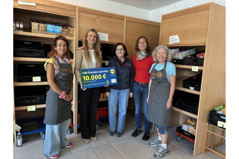 Von links: Elke Haas (Leitung Chiemseer Tafel), Antje Paul (Vertrauensperson Lidl Regionalgesellschaft München), eine ehrenamtliche Helferin, Verena Hinze (Leitung Caritas-Zentrum) und Margit Foraita (ehrenamtliche Helferin).