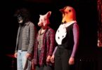 Das dreiköpfige Ensemble mit Tiermasken während der Aufführung.