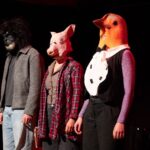 Das dreiköpfige Ensemble mit Tiermasken während der Aufführung.