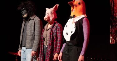 Das dreiköpfige Ensemble mit Tiermasken während der Aufführung.