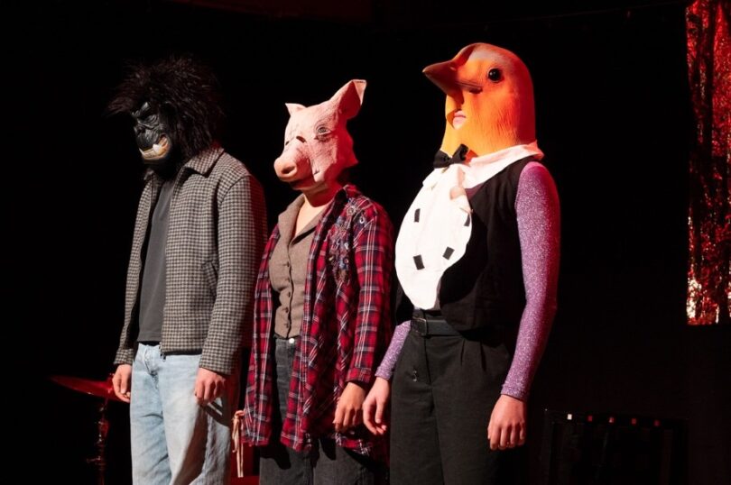 Das dreiköpfige Ensemble mit Tiermasken während der Aufführung.