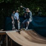 Skater zeigt Trick auf der neuen Miniramp am Priener Sportplatz.