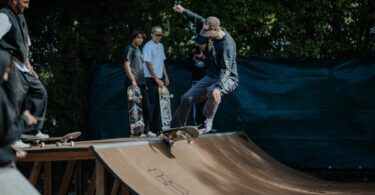 Skater zeigt Trick auf der neuen Miniramp am Priener Sportplatz.