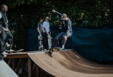 Skater zeigt Trick auf der neuen Miniramp am Priener Sportplatz.
