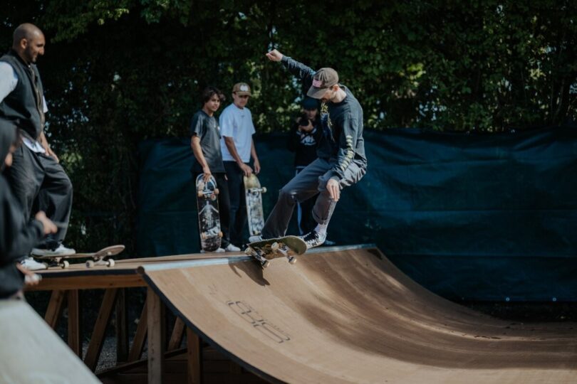 Skater zeigt Trick auf der neuen Miniramp am Priener Sportplatz.