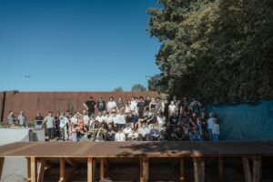 Teilnehmende und Engagierte bei der Skate Jam vor der neuen Miniramp.