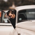 Momentaufnahme aus 'Monsieur Aznavour': eine Person steigt in ein Auto.