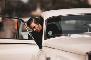 Momentaufnahme aus 'Monsieur Aznavour': eine Person steigt in ein Auto.