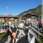Die Laufgruppe passiert das Langlaufzentrum.