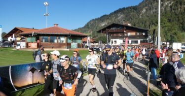Die Laufgruppe passiert das Langlaufzentrum.