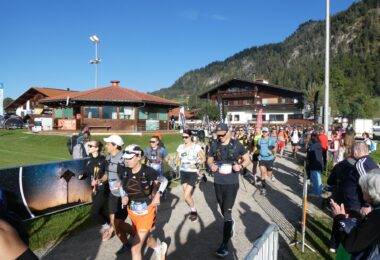 Die Laufgruppe passiert das Langlaufzentrum.