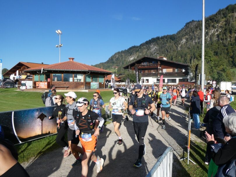 Die Laufgruppe passiert das Langlaufzentrum.