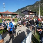 Zahlreiche Starterinnen und Starter beim Beginn des Laufs.