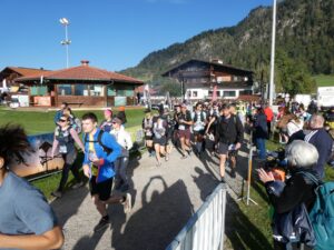 Zahlreiche Starterinnen und Starter beim Beginn des Laufs.