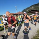 Teilnehmerinnen und Teilnehmer auf dem Weg aus dem Startbereich.