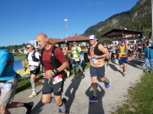 Teilnehmerinnen und Teilnehmer auf dem Weg aus dem Startbereich.