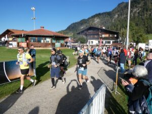 Blick auf das Feld der Teilnehmenden beim Start.