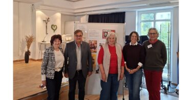 Großes Interesse an der Qualifizierung: Rottenburgs Seniorenbeauftragte Mathilde Haindl (v. l.), Bürgermeister Lauri Seidl, Referentin Renate Frischhut, Seniorenbeauftragte des Landkreises Elisabeth Strasser und Seniorenbeiratsvorsitzende Ulrike Hüttl freuen sich über die rege Beteiligung an der Schulung zur Alltagsbegleitung und wünschen den Teilnehmenden viel Freude bei ihrer künftigen Aufgabe.