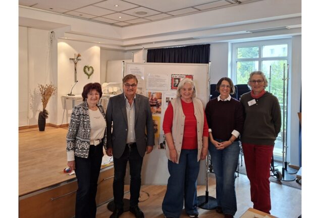 Großes Interesse an der Qualifizierung: Rottenburgs Seniorenbeauftragte Mathilde Haindl (v. l.), Bürgermeister Lauri Seidl, Referentin Renate Frischhut, Seniorenbeauftragte des Landkreises Elisabeth Strasser und Seniorenbeiratsvorsitzende Ulrike Hüttl freuen sich über die rege Beteiligung an der Schulung zur Alltagsbegleitung und wünschen den Teilnehmenden viel Freude bei ihrer künftigen Aufgabe.