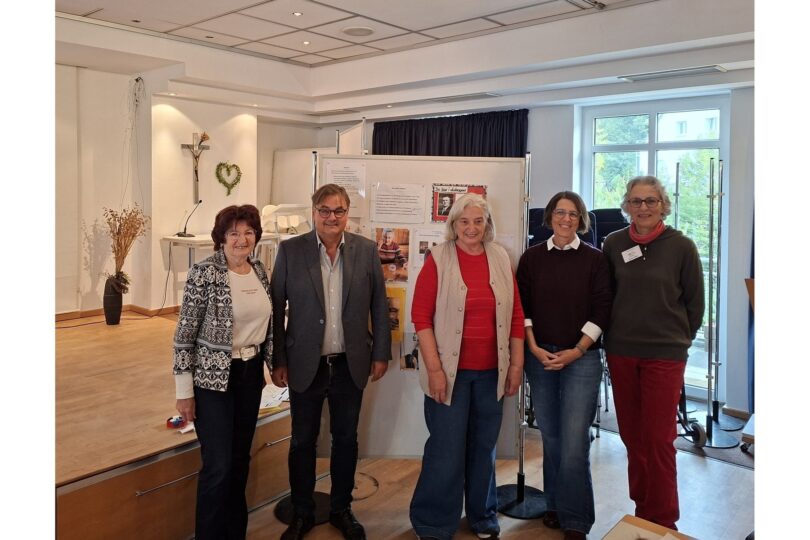Großes Interesse an der Qualifizierung: Rottenburgs Seniorenbeauftragte Mathilde Haindl (v. l.), Bürgermeister Lauri Seidl, Referentin Renate Frischhut, Seniorenbeauftragte des Landkreises Elisabeth Strasser und Seniorenbeiratsvorsitzende Ulrike Hüttl freuen sich über die rege Beteiligung an der Schulung zur Alltagsbegleitung und wünschen den Teilnehmenden viel Freude bei ihrer künftigen Aufgabe.