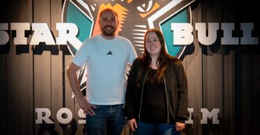 Theresa Hagdorn mit Marcus Thaller vor dem Starbulls-Logo