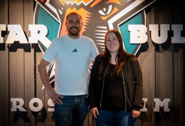 Theresa Hagdorn mit Marcus Thaller vor dem Starbulls-Logo