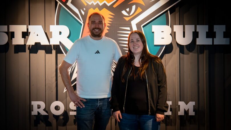Theresa Hagdorn mit Marcus Thaller vor dem Starbulls-Logo
