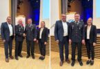 Gratulation nach der Neuwahl des Kreisbrandrates. – Der neu gewählte Kreisbrandrat mit zwei weiteren Anwesenden.