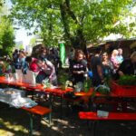 Volles Gelände im Biergarten des Servus Brückenwirt beim Pflanzentausch