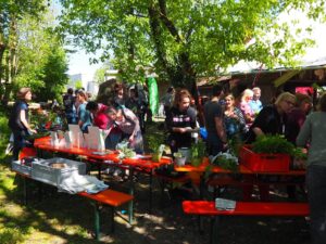 Volles Gelände im Biergarten des Servus Brückenwirt beim Pflanzentausch