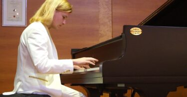 Elias Keller begeistert mit Virtuosität und musikalischer Reife.