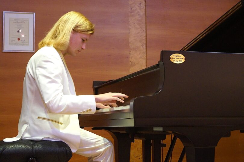 Elias Keller begeistert mit Virtuosität und musikalischer Reife.