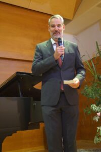 Geschäftsführer Stefan Freitag begrüßt.
