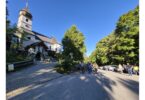 Kaiserwetter begleitete die Pilgergruppe aus Pittenhart und Obing auf dem Weg zur Wallfahrtskirche Maria Eck; Sepp Reithmeier trug zum 49. Mal das Kreuz.